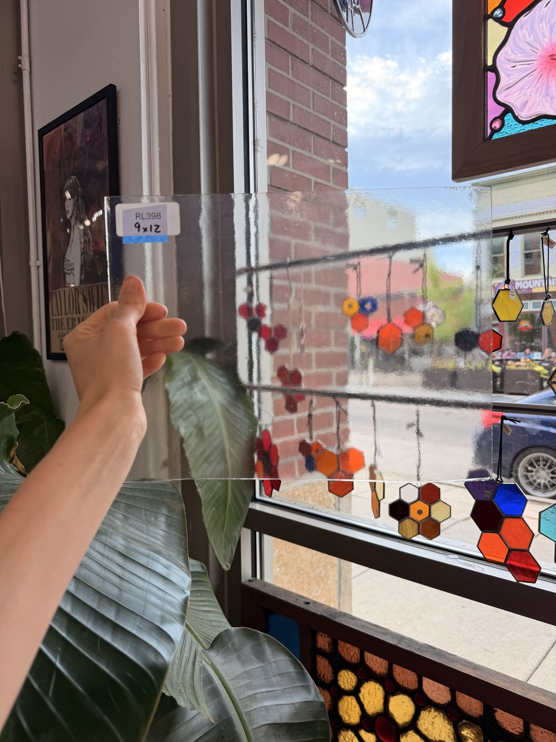 Transparent Oceanside Sheet Glass (Small Scratches)
